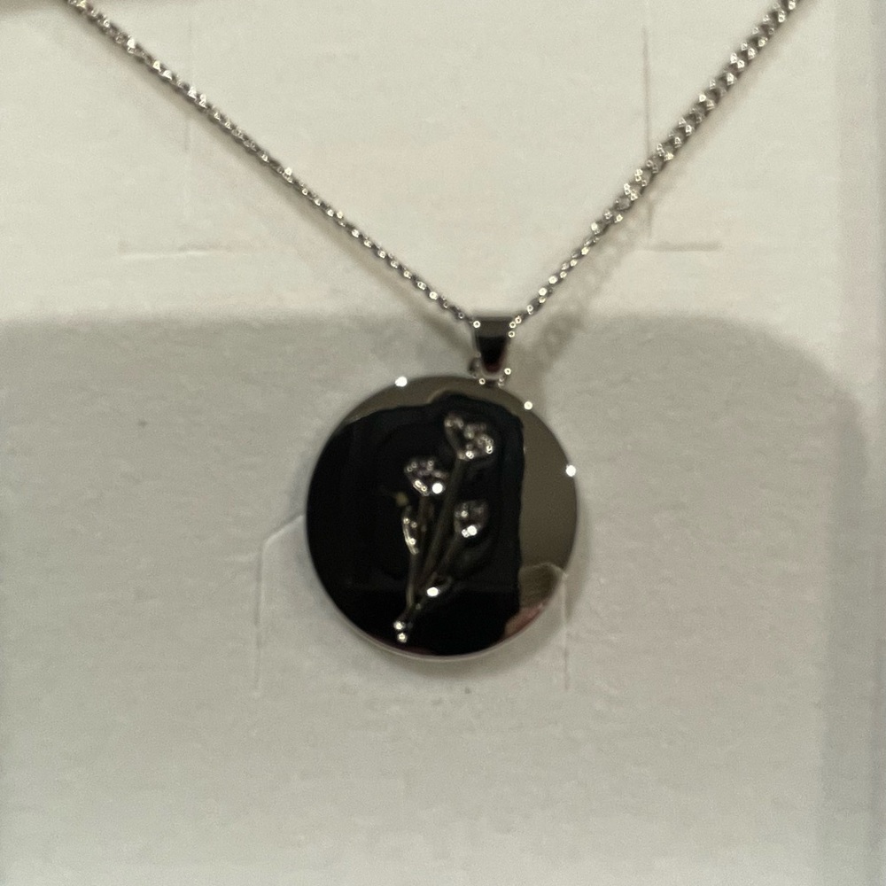 Elegant Silver Pendant Necklace